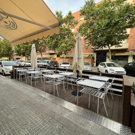 Hostal Restaurante Avenida De Madrid Terrassa Bagian luar foto