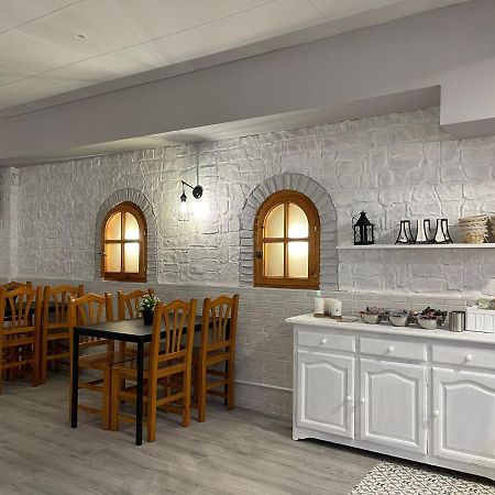 Hostal Restaurante Avenida De Madrid Terrassa Bagian luar foto