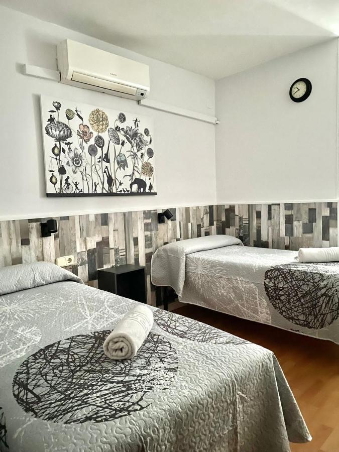 Hostal Restaurante Avenida De Madrid Terrassa Bagian luar foto