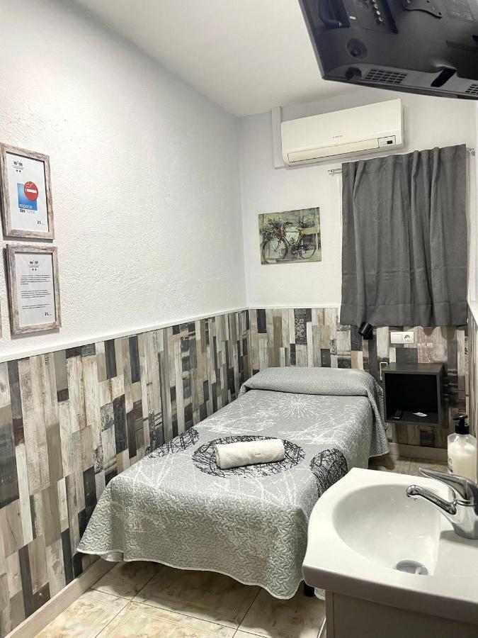 Hostal Restaurante Avenida De Madrid Terrassa Bagian luar foto