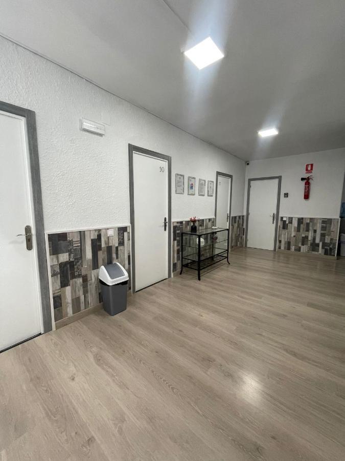 Hostal Restaurante Avenida De Madrid Terrassa Bagian luar foto