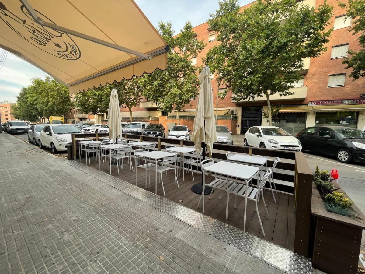 Hostal Restaurante Avenida De Madrid Terrassa Bagian luar foto
