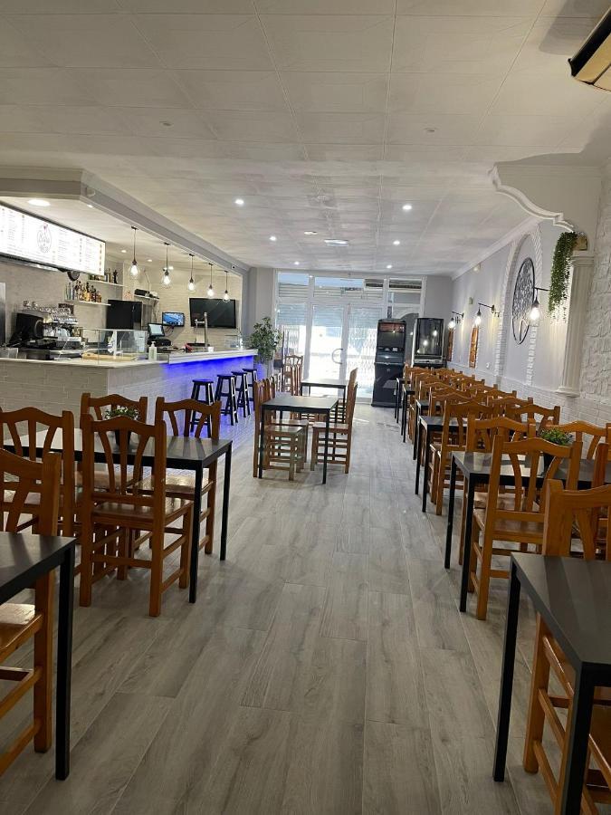 Hostal Restaurante Avenida De Madrid Terrassa Bagian luar foto