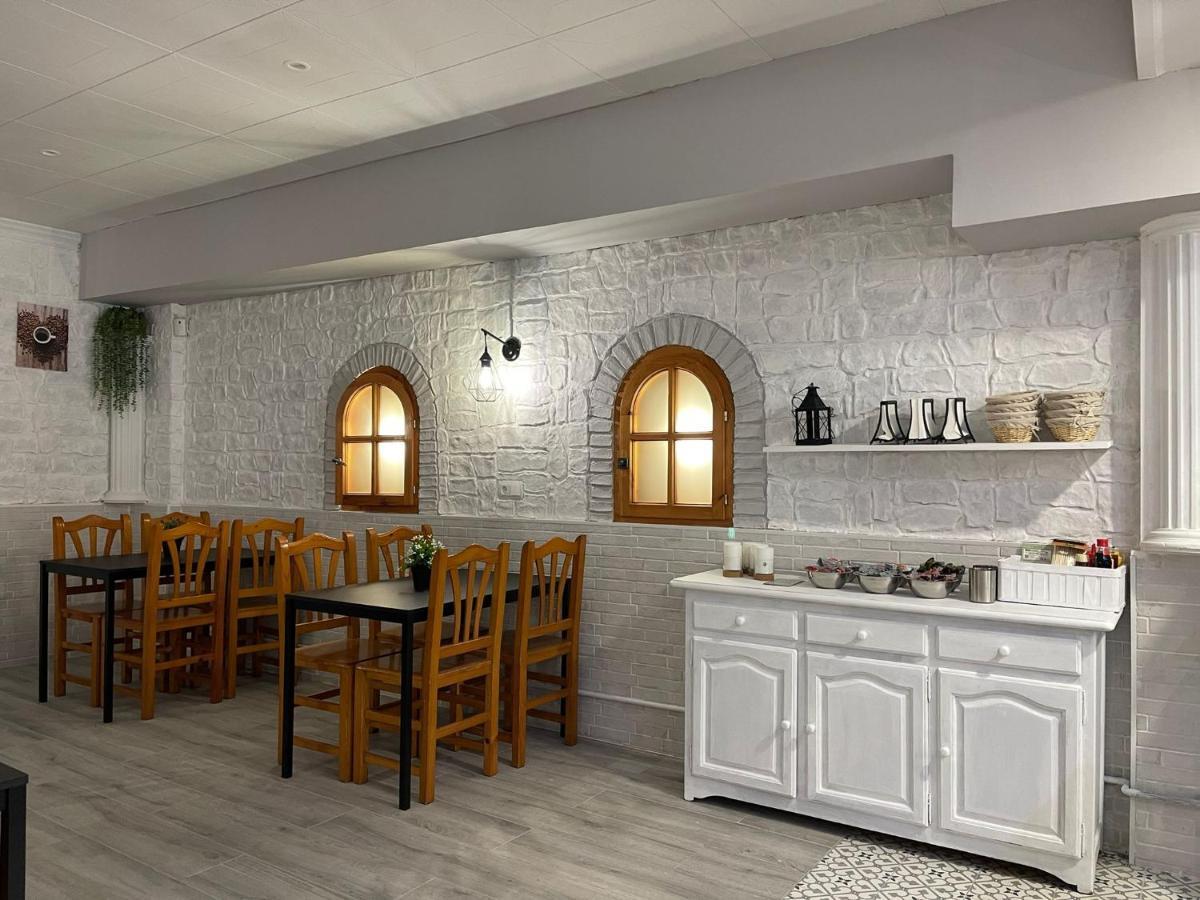 Hostal Restaurante Avenida De Madrid Terrassa Bagian luar foto