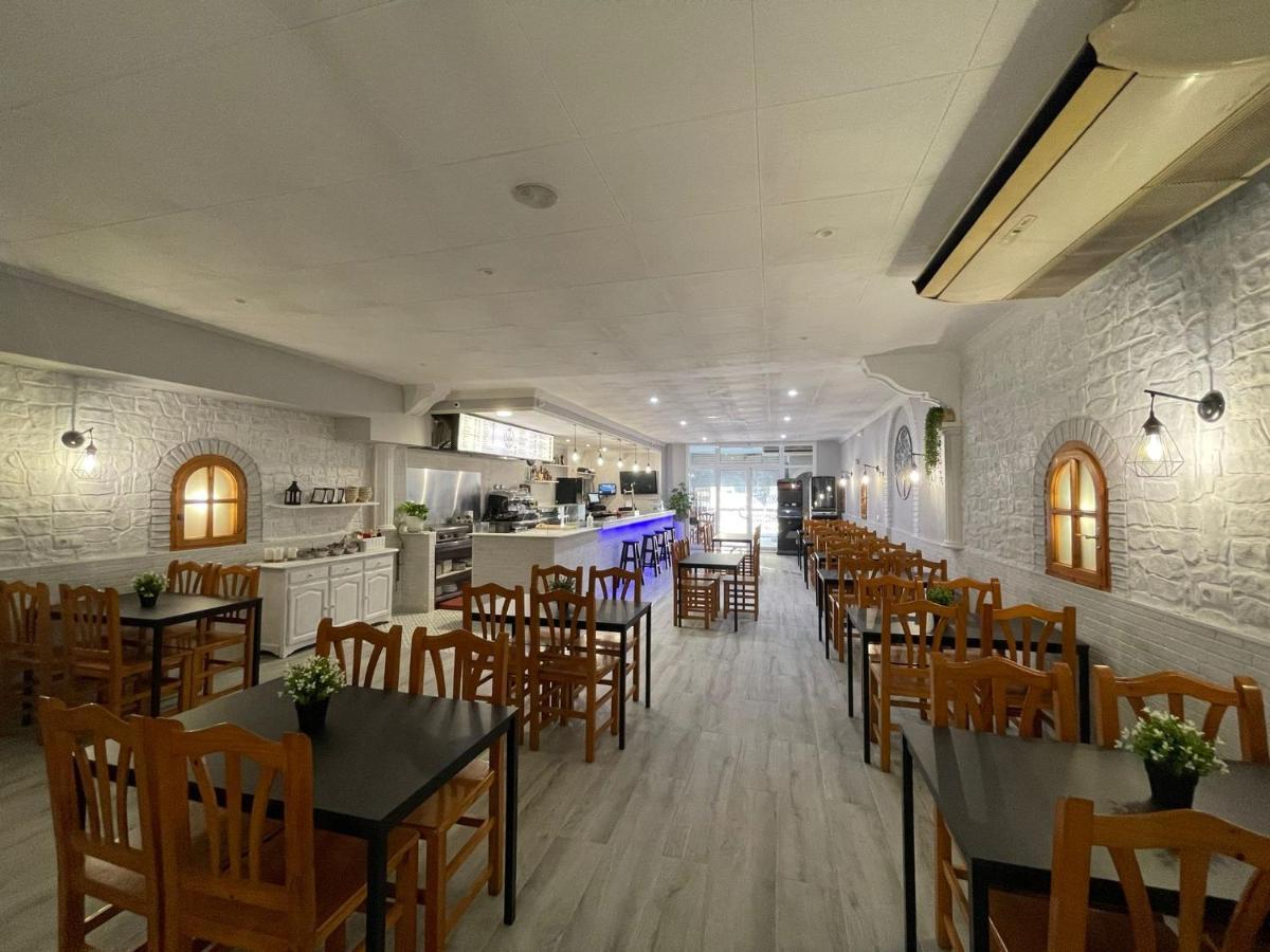 Hostal Restaurante Avenida De Madrid Terrassa Bagian luar foto