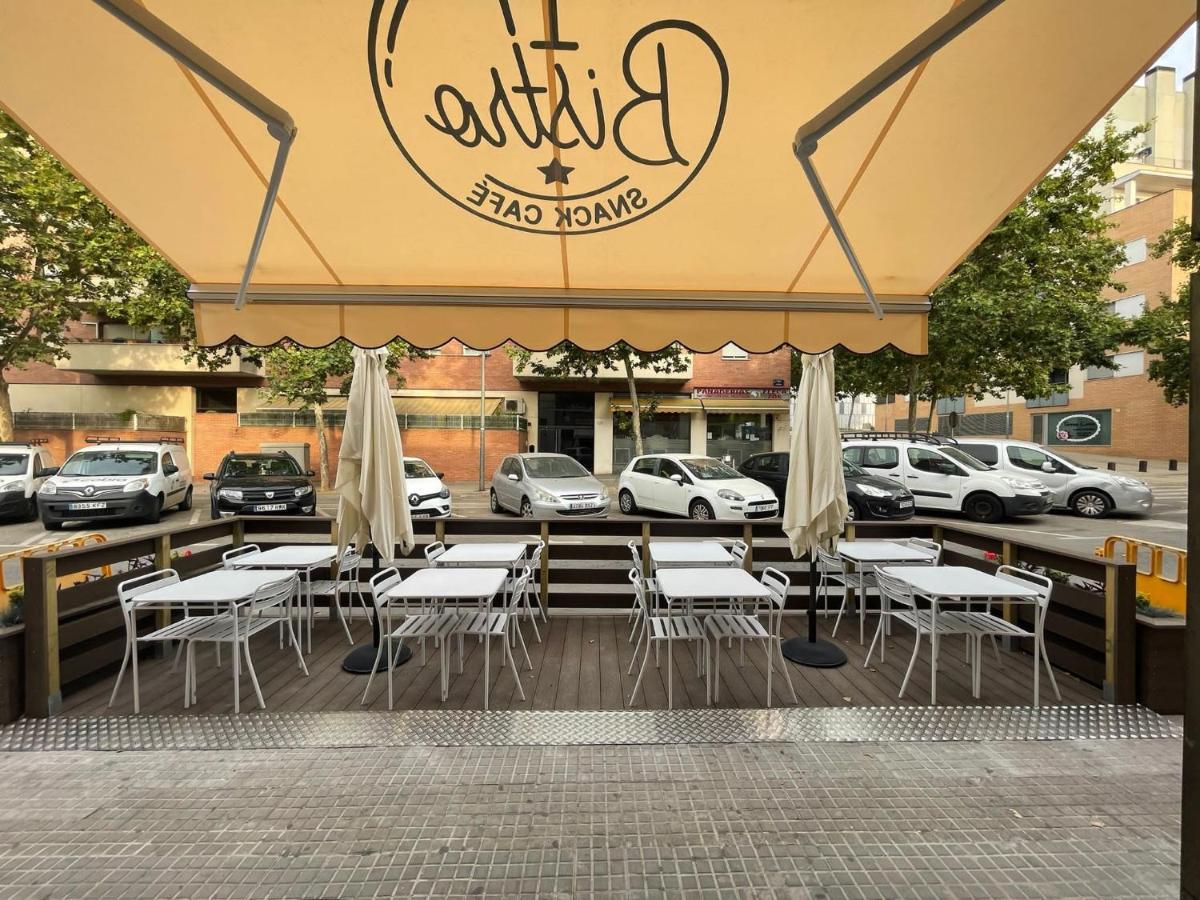 Hostal Restaurante Avenida De Madrid Terrassa Bagian luar foto