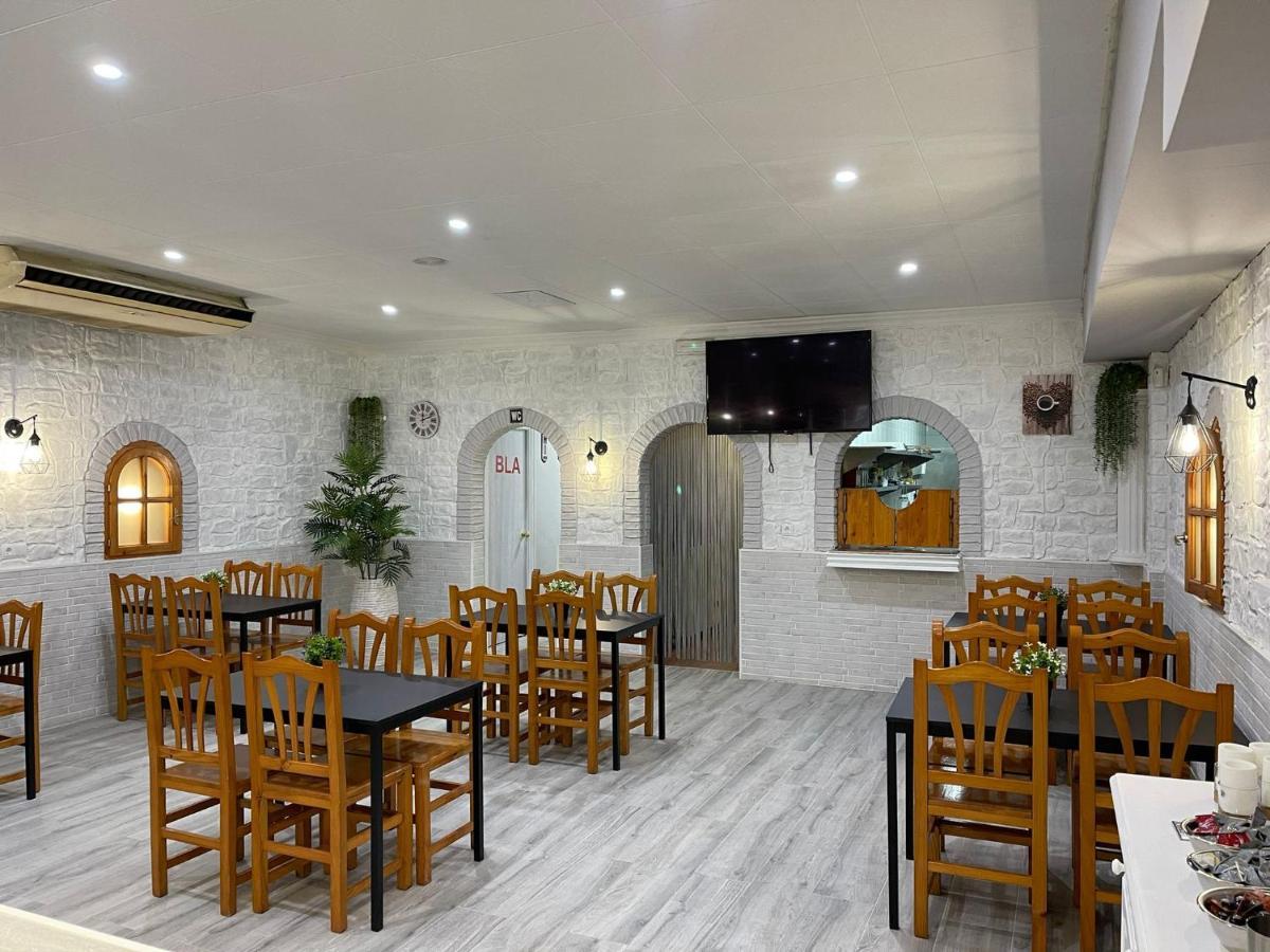 Hostal Restaurante Avenida De Madrid Terrassa Bagian luar foto
