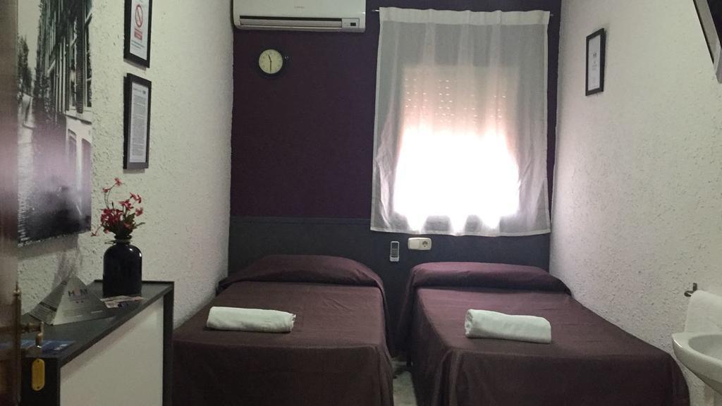 Hostal Restaurante Avenida De Madrid Terrassa Bagian luar foto