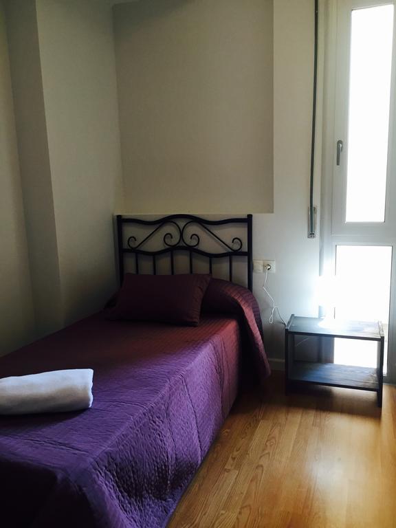 Hostal Restaurante Avenida De Madrid Terrassa Bagian luar foto