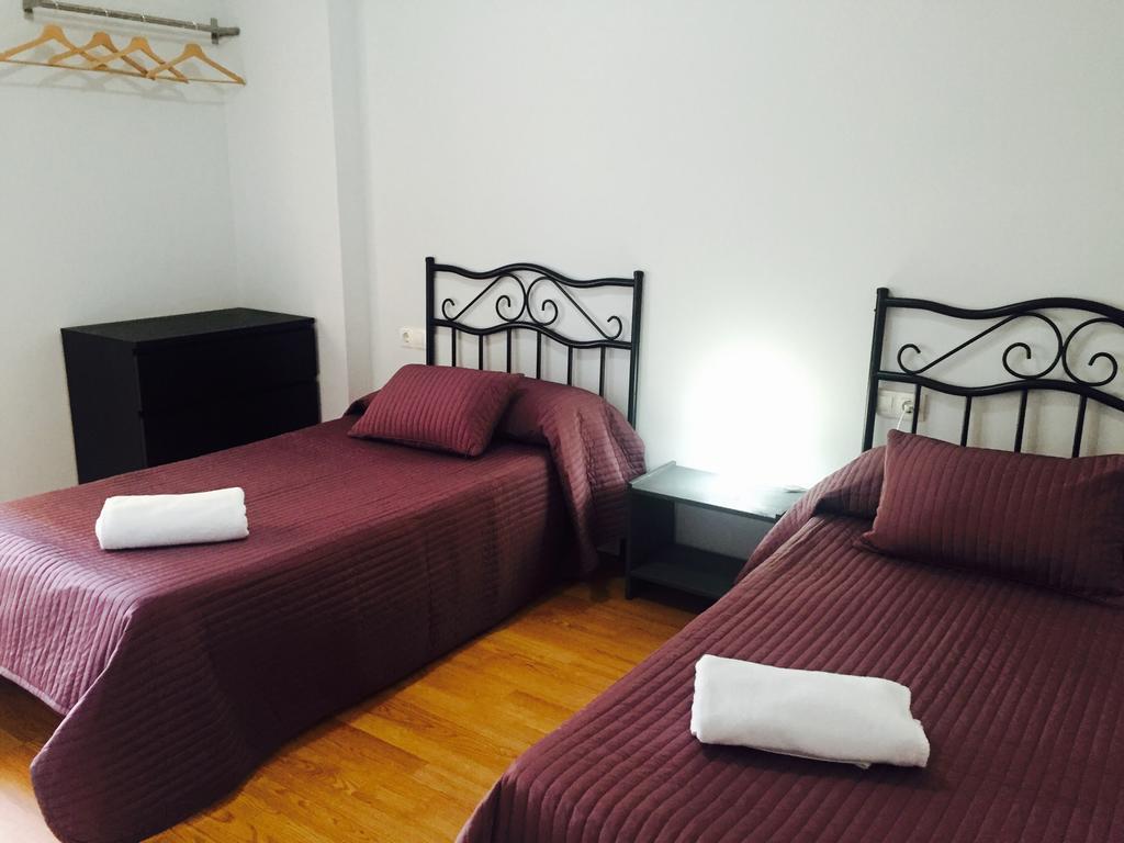 Hostal Restaurante Avenida De Madrid Terrassa Bagian luar foto