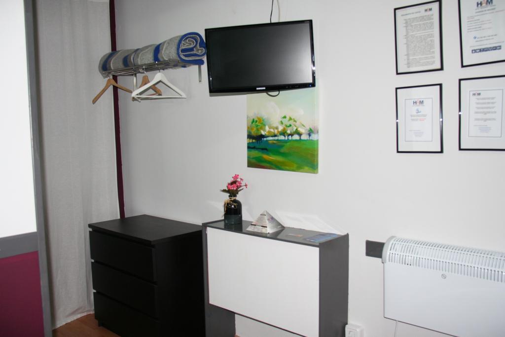 Hostal Restaurante Avenida De Madrid Terrassa Bagian luar foto