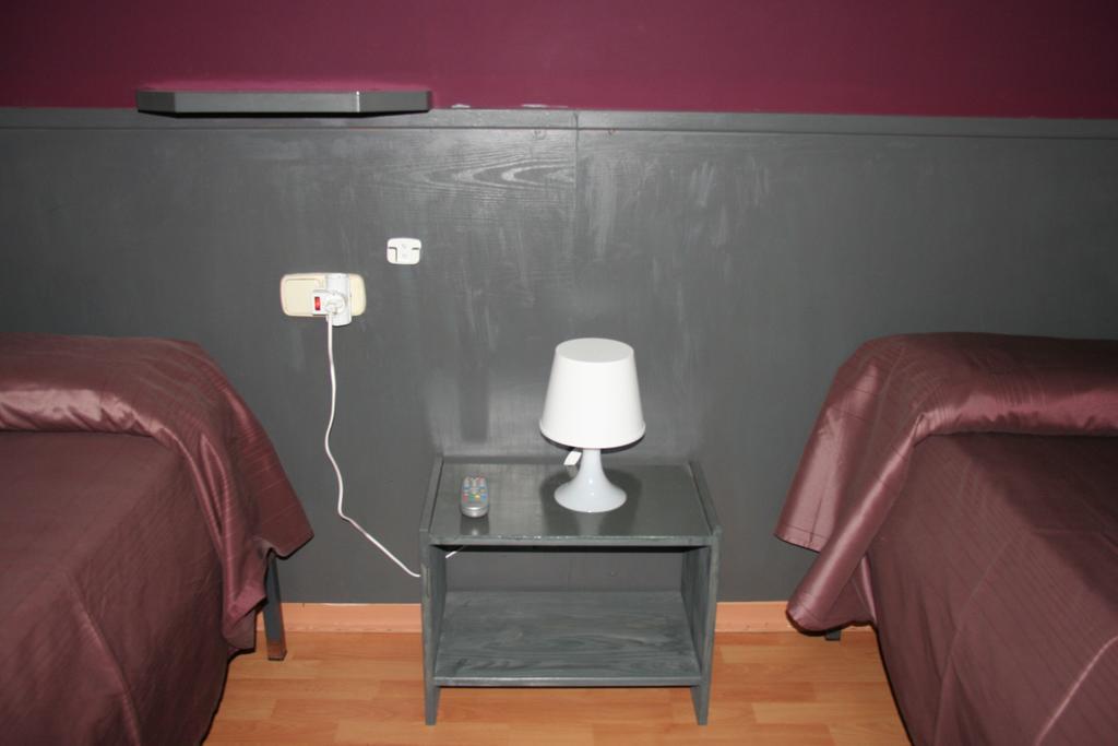 Hostal Restaurante Avenida De Madrid Terrassa Bagian luar foto