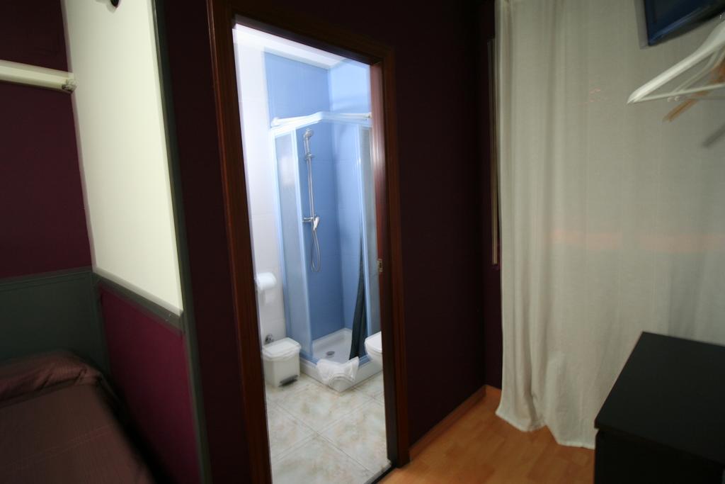 Hostal Restaurante Avenida De Madrid Terrassa Bagian luar foto
