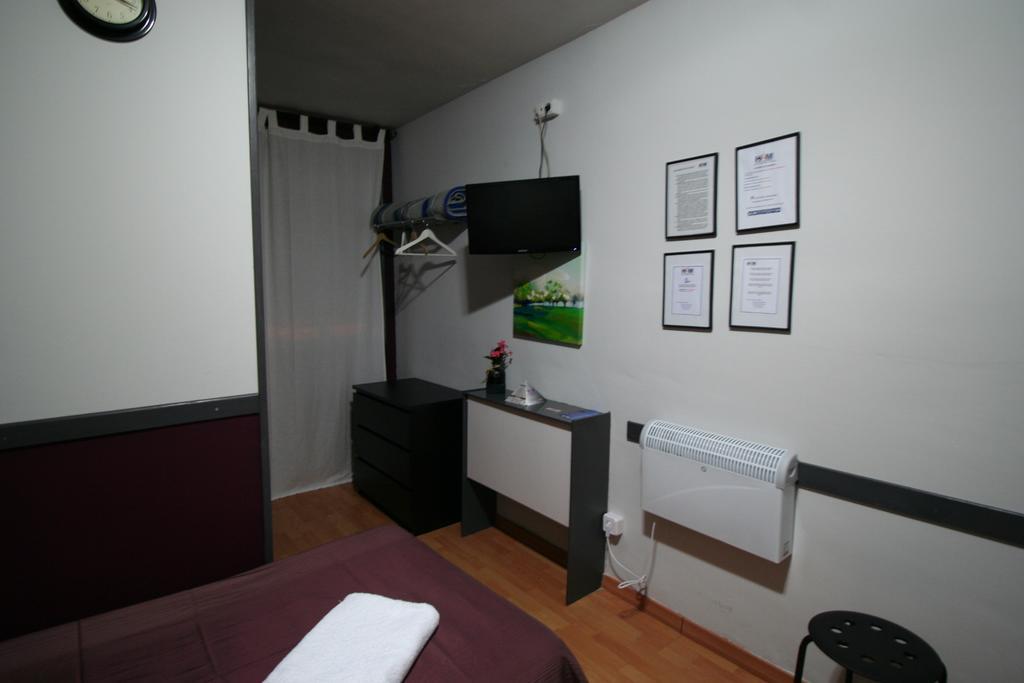 Hostal Restaurante Avenida De Madrid Terrassa Bagian luar foto