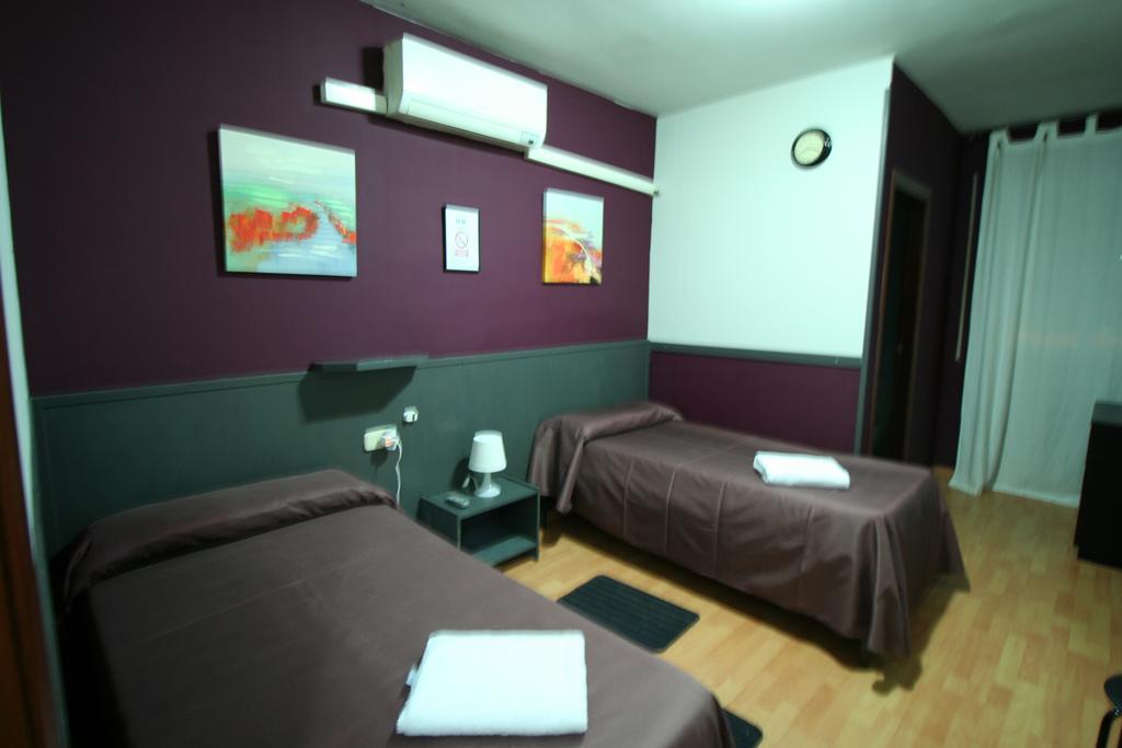 Hostal Restaurante Avenida De Madrid Terrassa Bagian luar foto