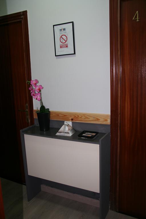 Hostal Restaurante Avenida De Madrid Terrassa Bagian luar foto