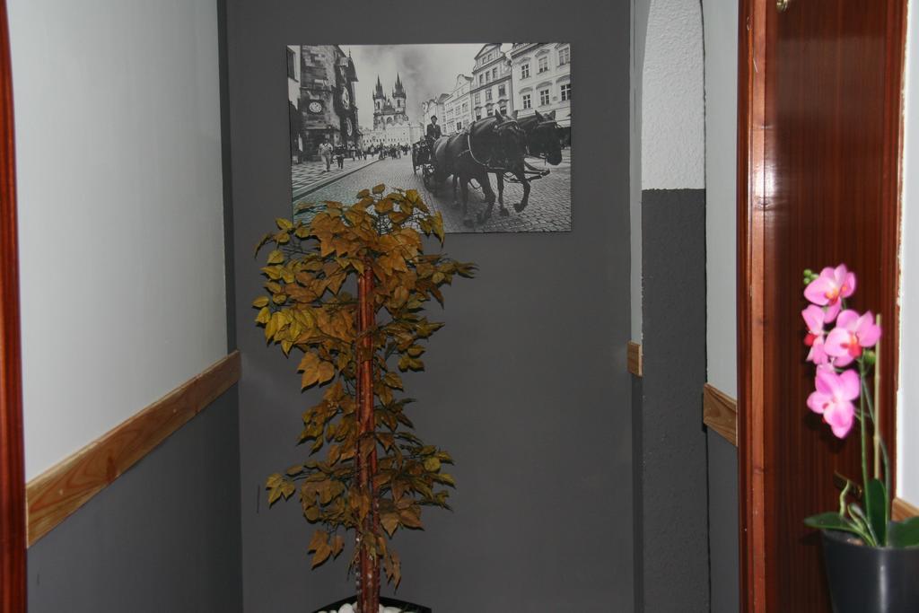 Hostal Restaurante Avenida De Madrid Terrassa Bagian luar foto