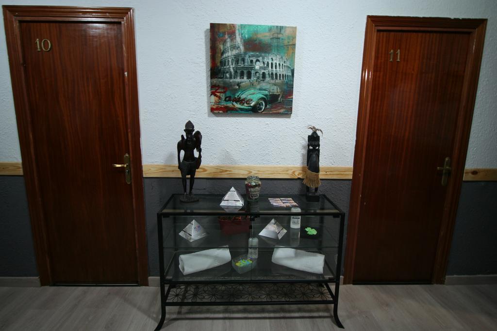 Hostal Restaurante Avenida De Madrid Terrassa Bagian luar foto