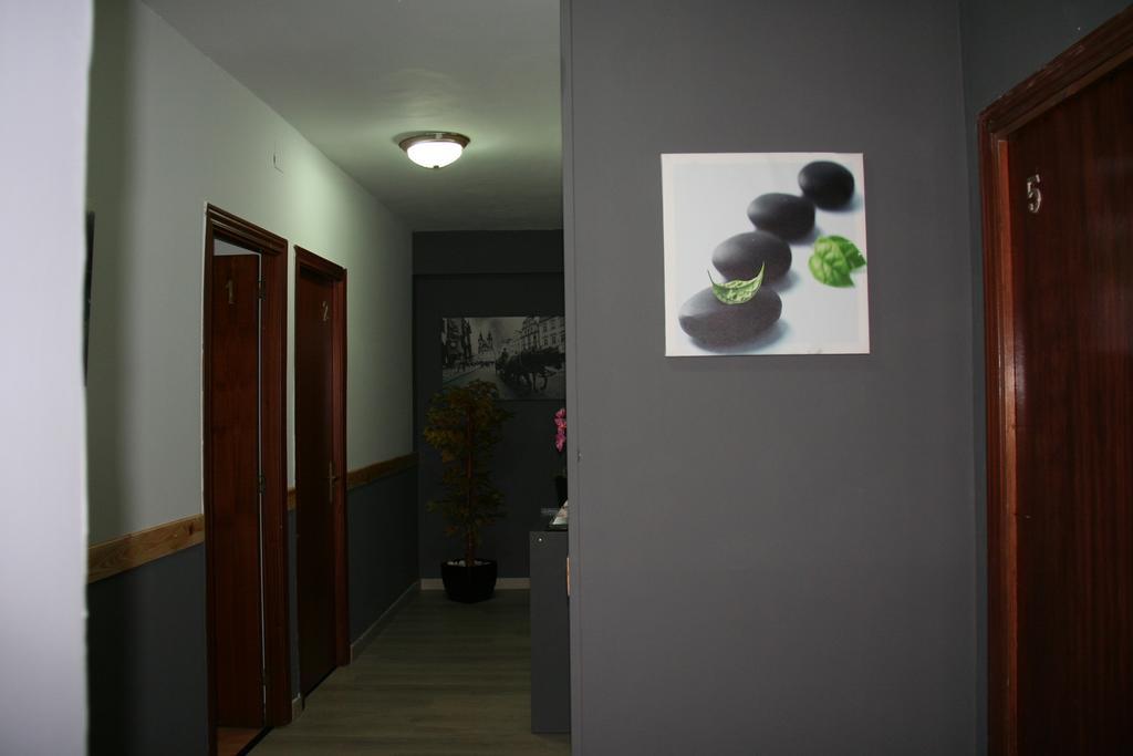 Hostal Restaurante Avenida De Madrid Terrassa Bagian luar foto