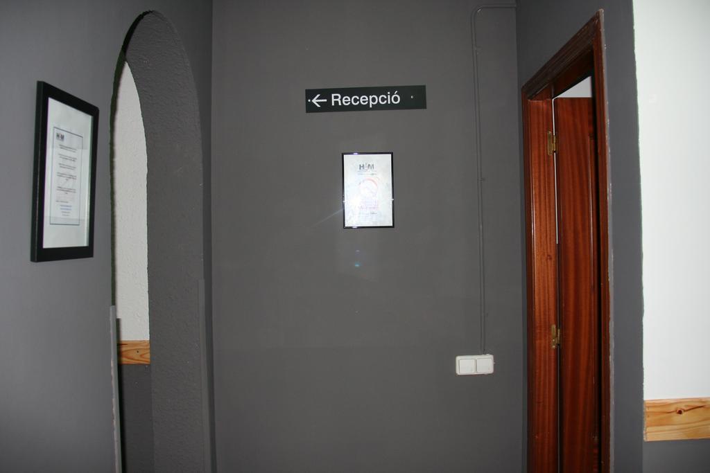 Hostal Restaurante Avenida De Madrid Terrassa Bagian luar foto