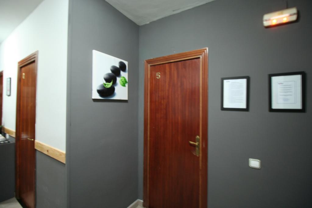 Hostal Restaurante Avenida De Madrid Terrassa Bagian luar foto