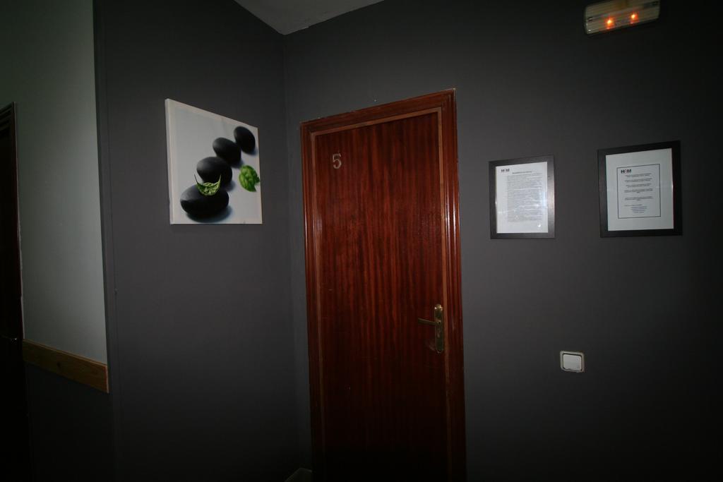 Hostal Restaurante Avenida De Madrid Terrassa Bagian luar foto