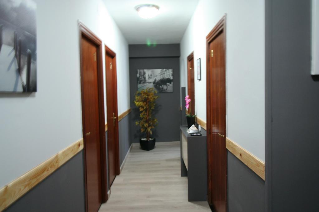 Hostal Restaurante Avenida De Madrid Terrassa Bagian luar foto