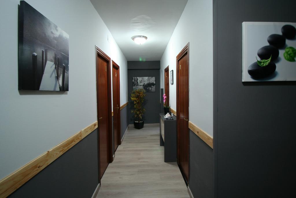 Hostal Restaurante Avenida De Madrid Terrassa Bagian luar foto