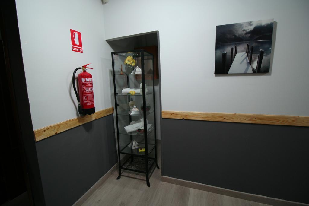 Hostal Restaurante Avenida De Madrid Terrassa Bagian luar foto