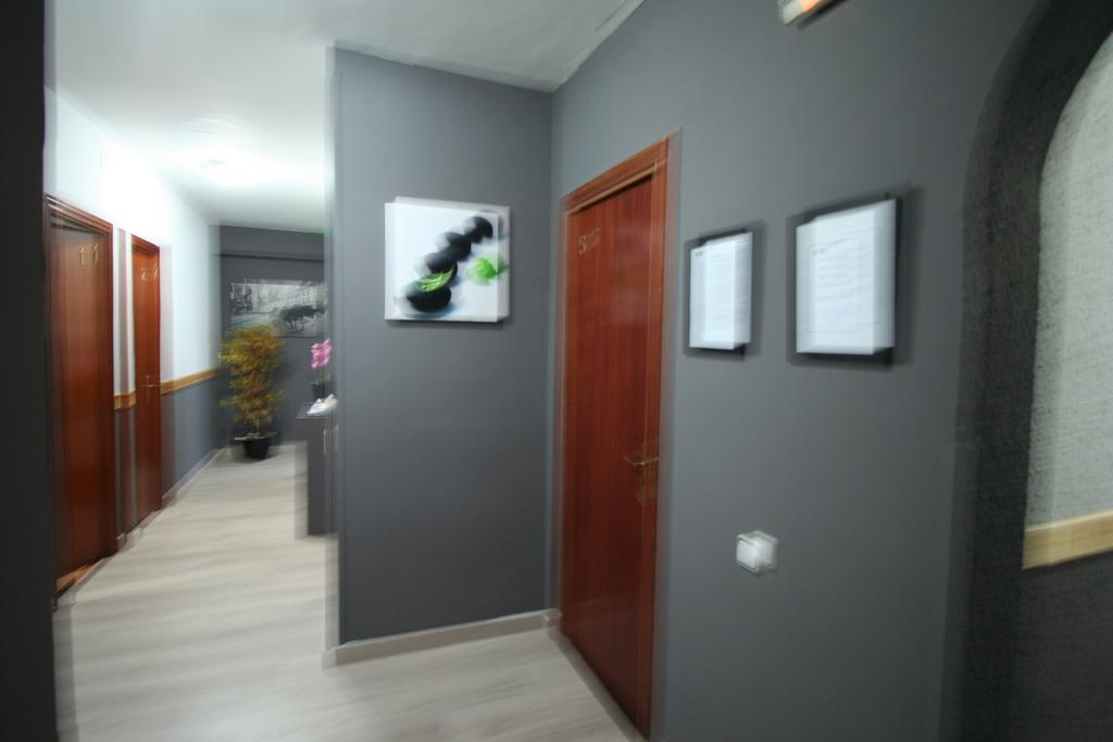 Hostal Restaurante Avenida De Madrid Terrassa Bagian luar foto