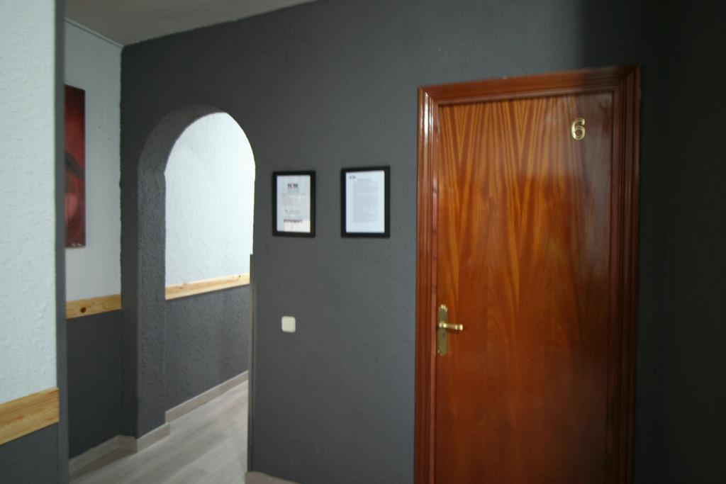 Hostal Restaurante Avenida De Madrid Terrassa Bagian luar foto