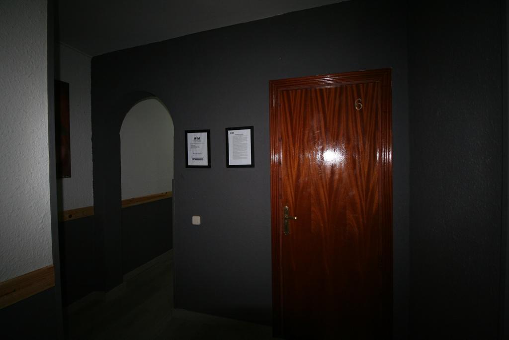 Hostal Restaurante Avenida De Madrid Terrassa Bagian luar foto