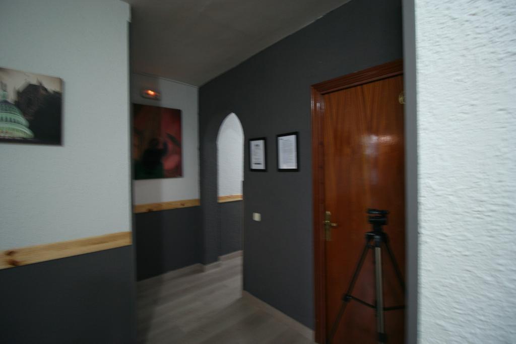 Hostal Restaurante Avenida De Madrid Terrassa Bagian luar foto
