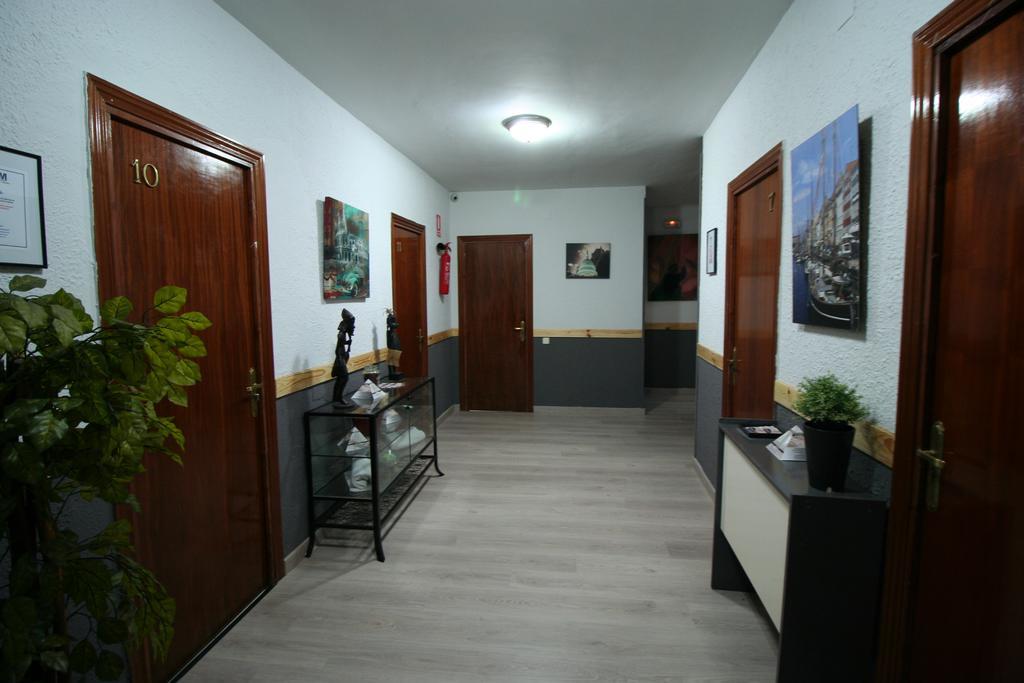 Hostal Restaurante Avenida De Madrid Terrassa Bagian luar foto