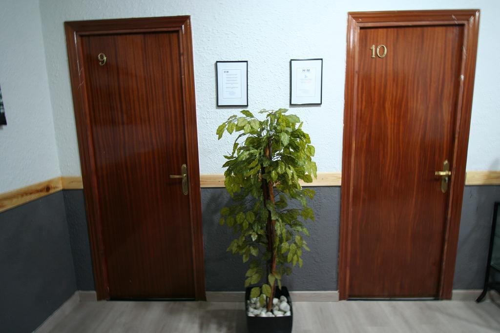 Hostal Restaurante Avenida De Madrid Terrassa Bagian luar foto