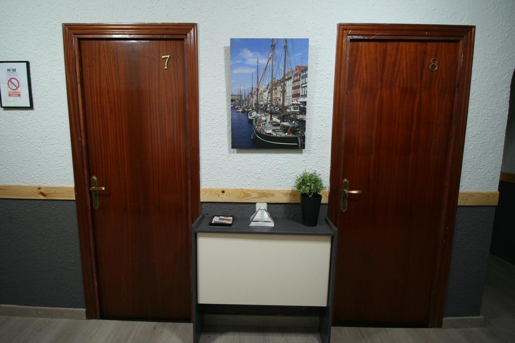 Hostal Restaurante Avenida De Madrid Terrassa Bagian luar foto