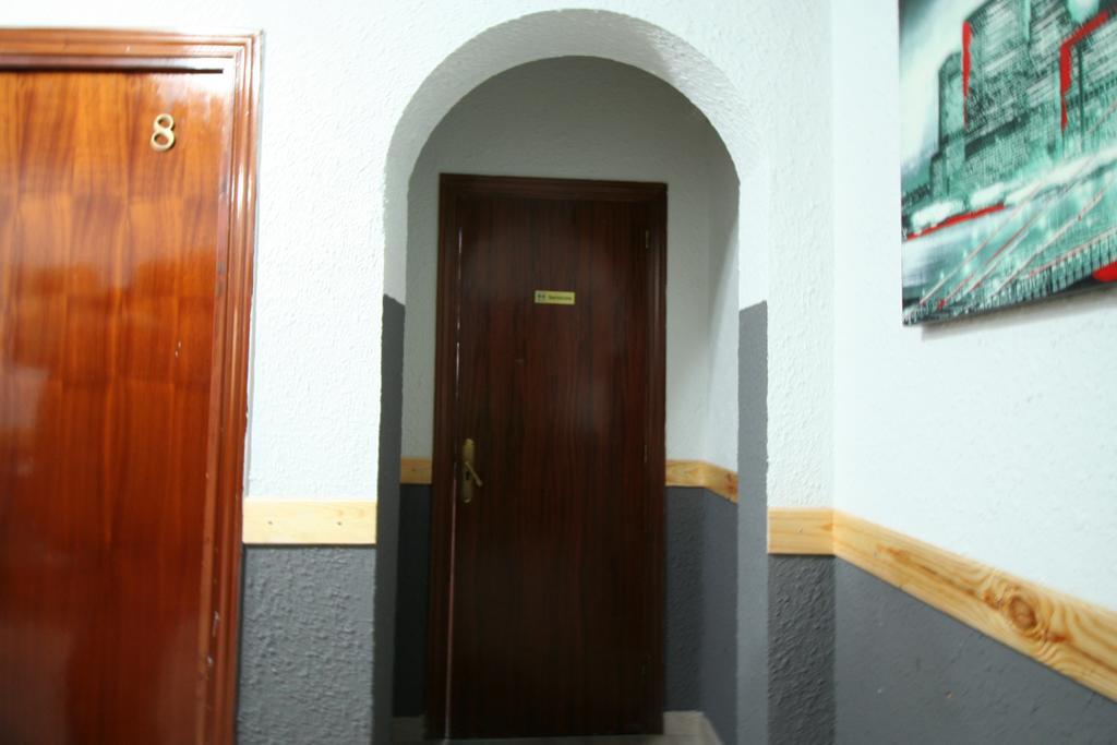 Hostal Restaurante Avenida De Madrid Terrassa Bagian luar foto