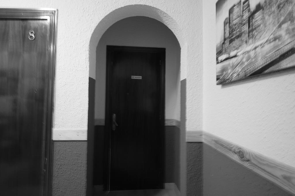 Hostal Restaurante Avenida De Madrid Terrassa Bagian luar foto