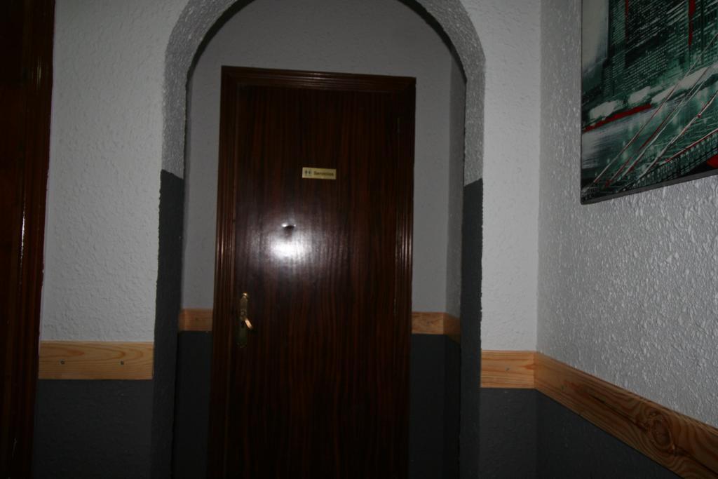 Hostal Restaurante Avenida De Madrid Terrassa Bagian luar foto