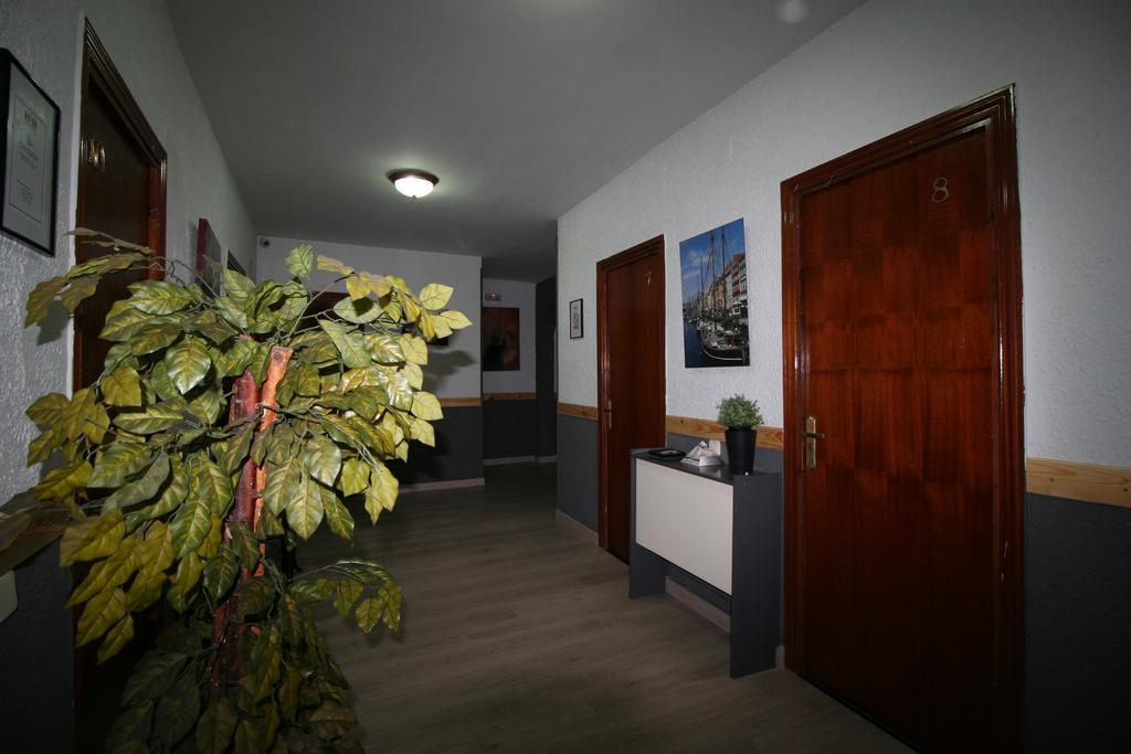 Hostal Restaurante Avenida De Madrid Terrassa Bagian luar foto