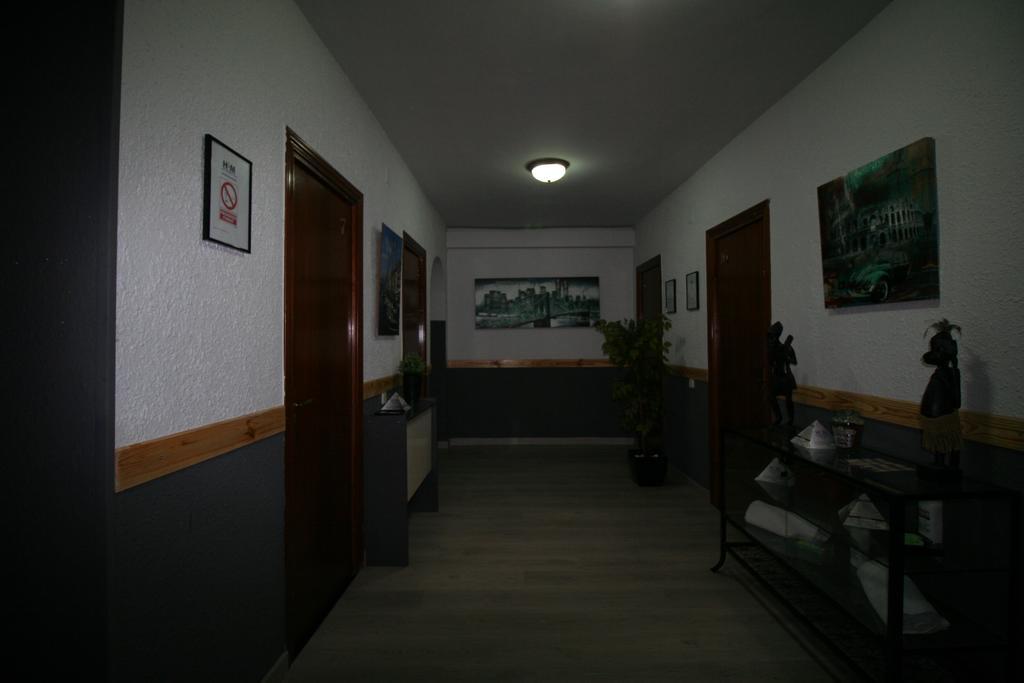 Hostal Restaurante Avenida De Madrid Terrassa Bagian luar foto