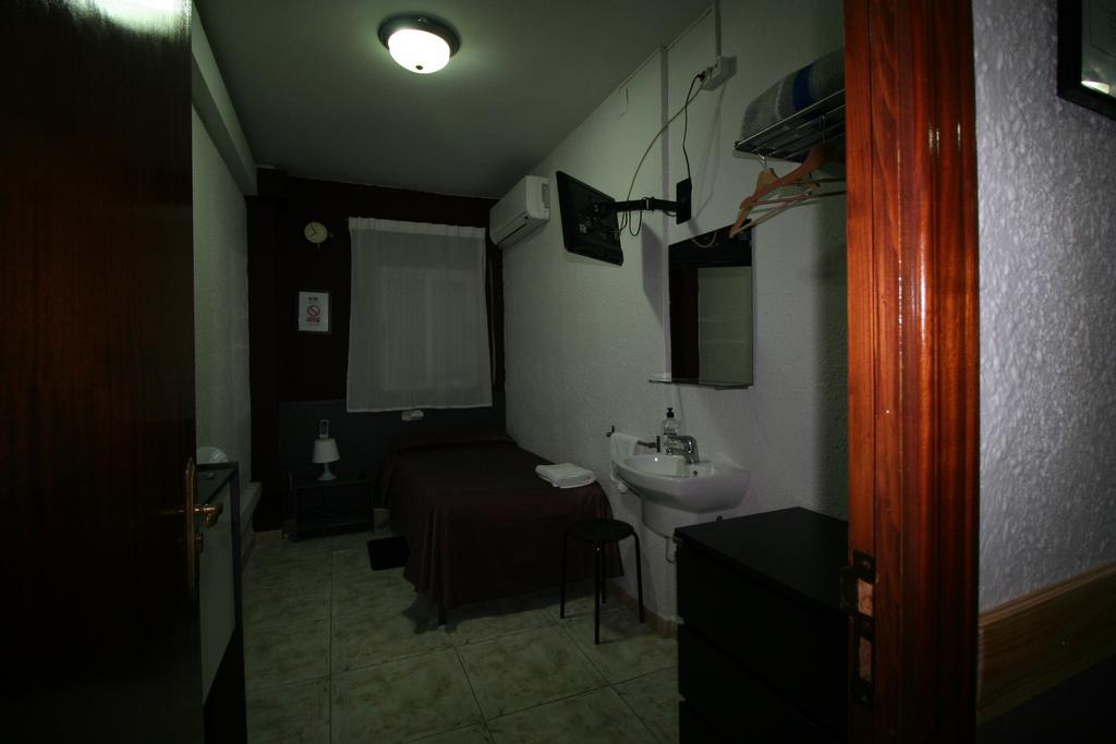 Hostal Restaurante Avenida De Madrid Terrassa Ruang foto