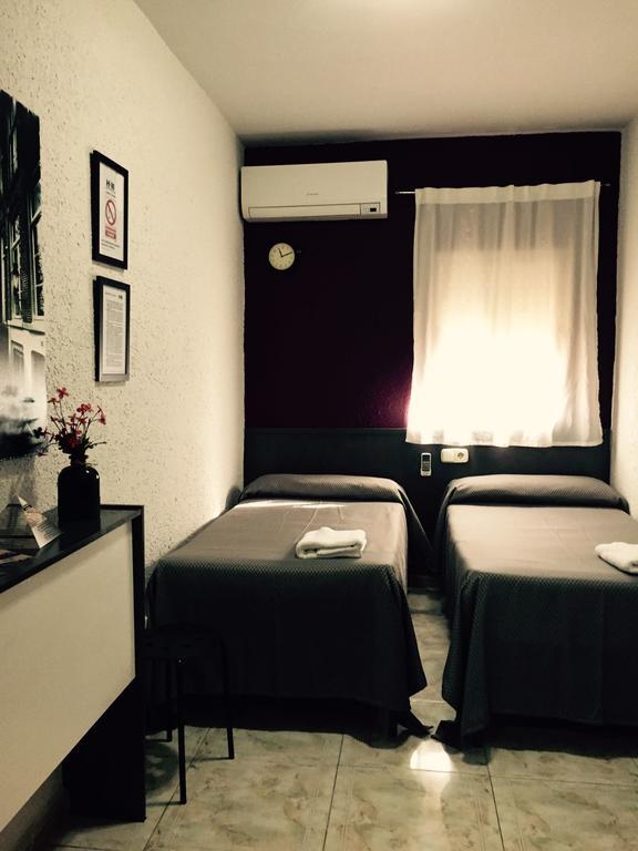 Hostal Restaurante Avenida De Madrid Terrassa Bagian luar foto