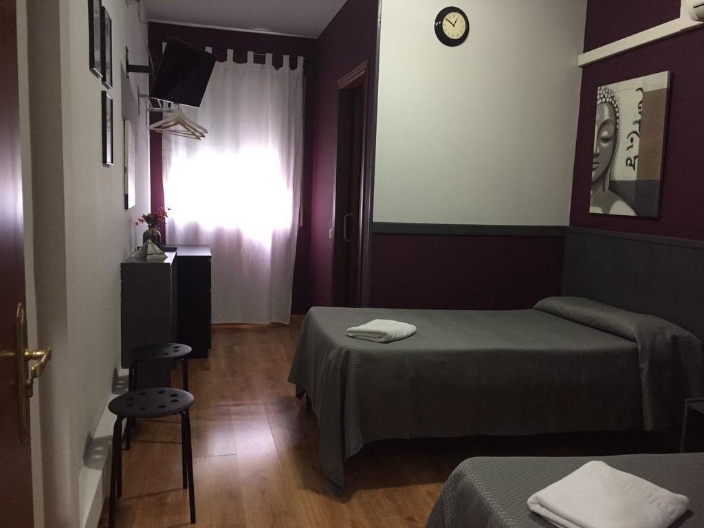 Hostal Restaurante Avenida De Madrid Terrassa Bagian luar foto