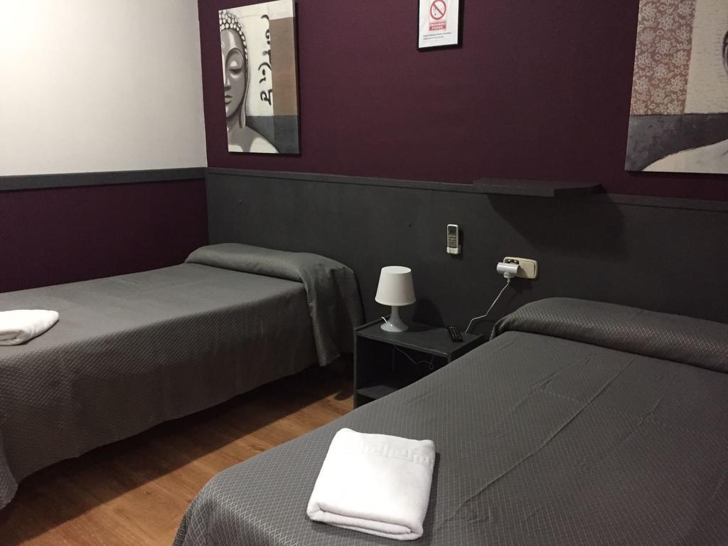 Hostal Restaurante Avenida De Madrid Terrassa Bagian luar foto