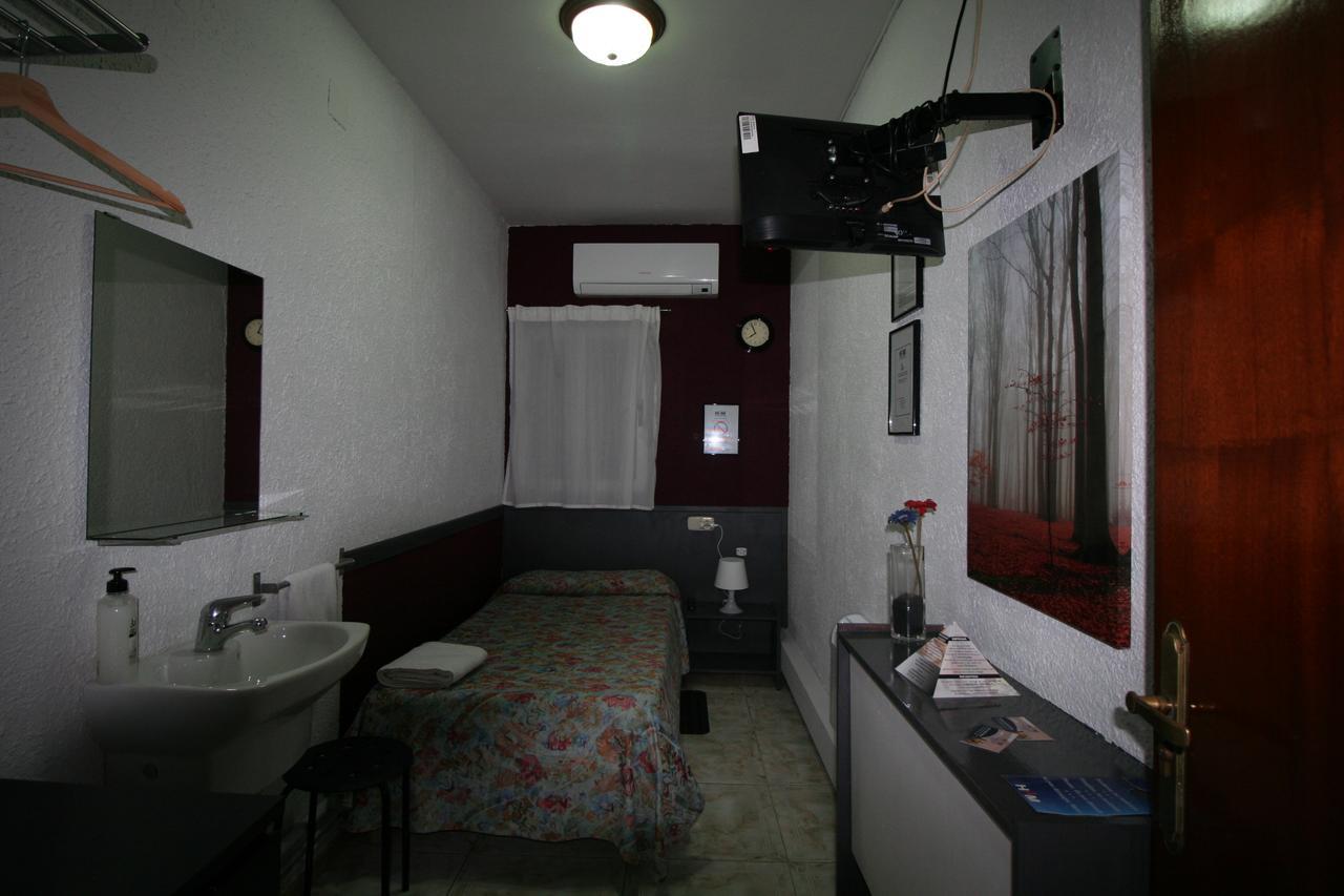 Hostal Restaurante Avenida De Madrid Terrassa Bagian luar foto