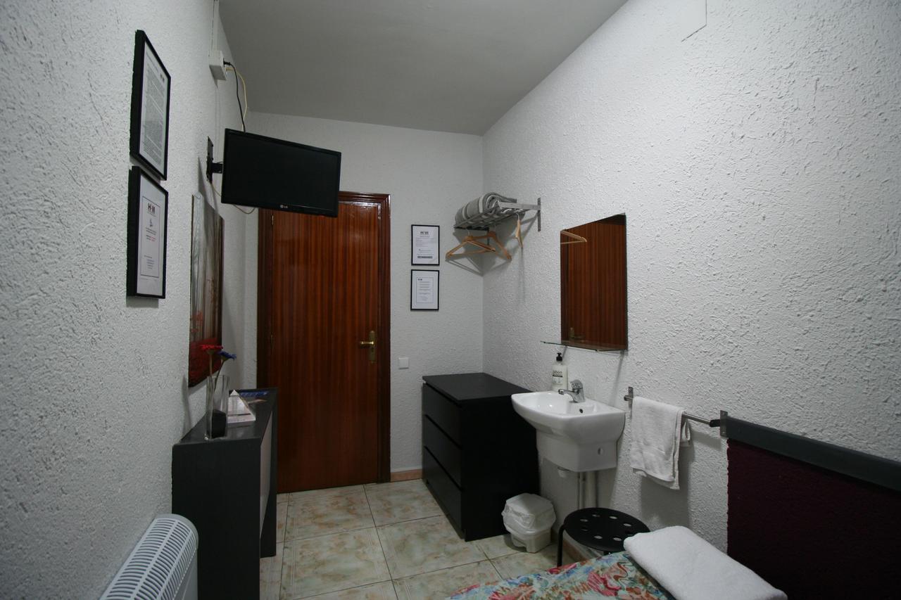 Hostal Restaurante Avenida De Madrid Terrassa Bagian luar foto
