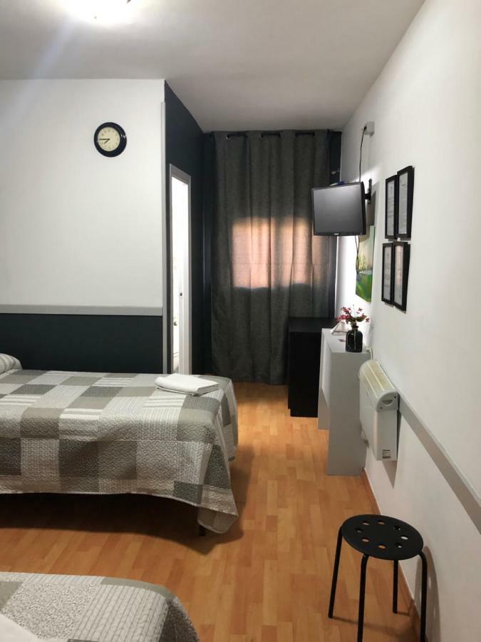 Hostal Restaurante Avenida De Madrid Terrassa Bagian luar foto