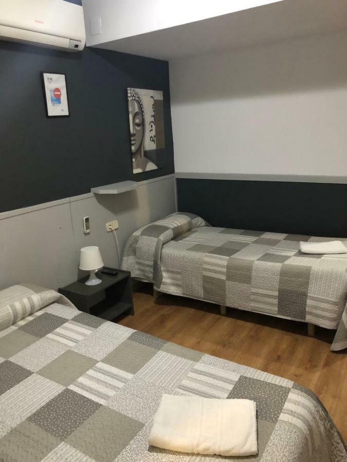 Hostal Restaurante Avenida De Madrid Terrassa Bagian luar foto