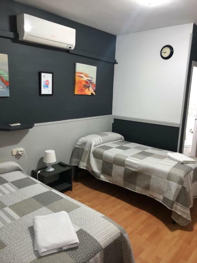 Hostal Restaurante Avenida De Madrid Terrassa Bagian luar foto